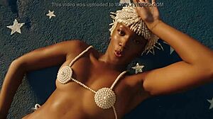 iza toda gostosa masturbating her big tits and ass