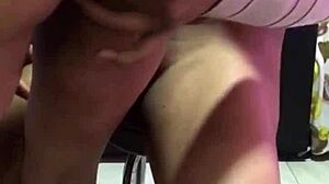 Visitando a mi vecino mientras su esposa no está!