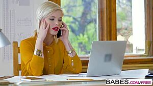 Cítil som sa tak neposlušne, keď som špehoval Zazie Skymm pri kancelárskom analu