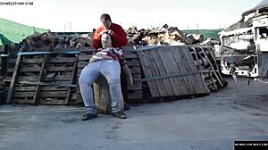 La naiba! Futut în aer liber pe buștean cu degete sălbatice și acțiune brută!