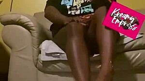 Врућа ебон милф се предаје кинки БДСМ док лиже мед са стопала