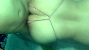 Pov filmo con el celular a mi novia con su tanga abierta mientras hacemos webcam