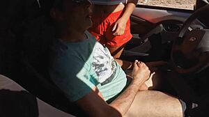joven desconocida me masturba en mi auto en la calle