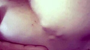 زوجين هواة مثيرين يجربون نيك الطيز في فيديو منزلي