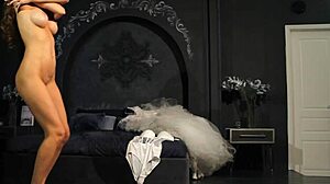 어, 신부가 밖에서 누드 댄스.. 앗!