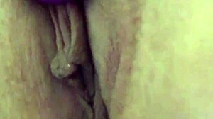 Ik gebruik deze vibrator op mijn droge kutlippen, voelt zalig geil!