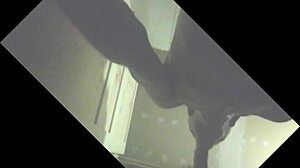 Etalon Couilles Pleines Gros Juteur Se Fait Purger En Glory Hole