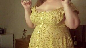 Бритни Скай дълбоко смуче драконски кур в костюм