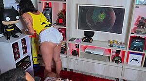 Mi Padrastro Me Folla Mientras Juega Videojuegos