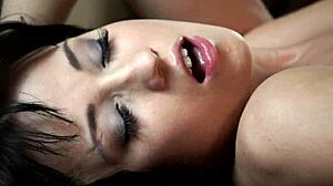 Femeie euro elegantă se masturbează sălbatic după joc anal