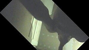 Etalon Couilles Pleines Gros Juteur Se Fait Purger En Glory Hole