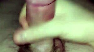 Twink joven se pajea y eyacula fuerte