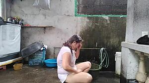 Istri Jepang telanjang untuk ritual mandi pagi