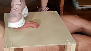 Unkarilainen domina tallaa orjan kyrvän pinkeissä kengissä nöyryyttämiseksi