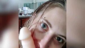 Después de ducha se provoca con dildo y cabalga hasta orgasmo