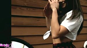 Provocando al aire libre con un strip sexy