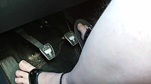 Tlouštická bosá v žabkách řídí tvrdě!