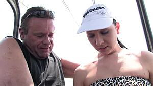 yo, możesz uwierzyć, że ten stary facet dotyka cipki młodej dziewczyny 18+?