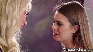 MILF ovládá mladou Jill Kassidy v lesbickém svádění
