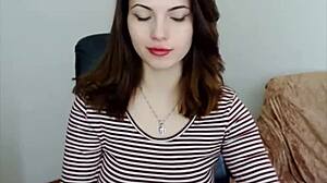 Ruská kráska s velkými prsy dráždí kundičku na webkameru.