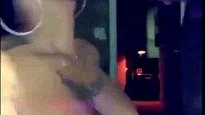 Trans excentrică redbone cu pulă neagră mare suge și arată fundul ebony în scenă trans