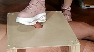 Maďarská domina šlape otrokovu kokotu v růžových botách pro ponižování