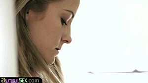 Evropski model igra s pičko v erotični masturbaciji