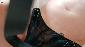 Golden tigre juices pussy for strapon! 😏