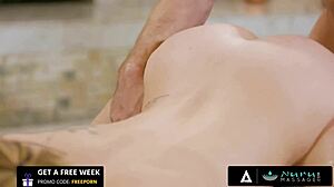 Nuru hieronta threesome - kuumat lesbot Jade Nile ja Gianna Dior dominoivat onnekasta miestä