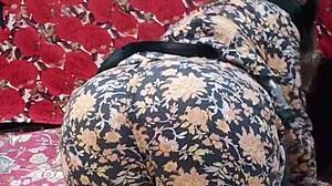 صبية ناصر تتمايل على مكالمة فيديو واتساب أمام عميلها