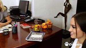 Colleghe Arrapate Si Immergono in Bollente Threesome Lesbico al Lavoro