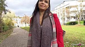 Wow! Tysk pige 18+ Sofie med kæmpe patter knepper på gaden!