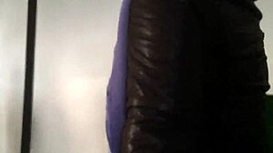 Щупаю коричневую нейлоновую куртку пухлой сучки на улице Ч.1