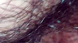 mi papi se mete en mi cama y deja su leche en mi coño peludo?