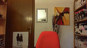 Umiliato e ricattato dalla tua datrice di lavoro che non vede lora di farti sentire un piccolo verme senza speranza