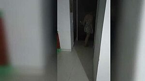 सौतेली बहन ने नेल किट के बदले फ्लोरिडा में कोलंबियन-रशियन स्टाइल वीडियो बनाया