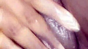 Senin sikin benim salatalıkla bu şirin tombul genç kızın sıkı ıslak amını yakından tatmin edebilir mi?