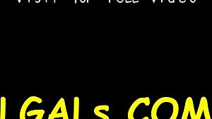 Hoer spreidt benen wijd! Voelt vuist glijden in natte strakke kut in wilde 69 sessie!