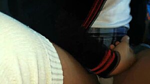 skolepige 18+ blinker trusser på bussen, så hot! 😍