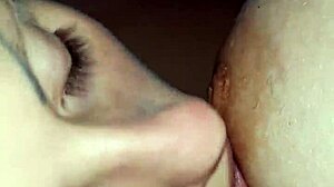 我为了乐趣潜入继妹多汁的未修剪阴道