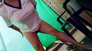 Hej, svekar je došao da vidi moje gaćice, pa sam zavodljivo plesala na krevetu, i završili smo u seksu stojeći u mojoj sobi