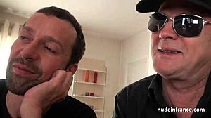 Fransk blondine sprøjter under hård anal og dobbelt penetration gangbang. Cum dækker hende efter vild kneppen.