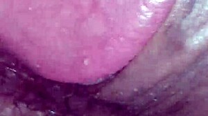 mi papi se mete en mi cama y deja su leche en mi coño peludo?