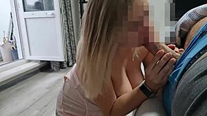 ابنة الزوجية تتسلل لتمص زب أبي الزوجي الكبير السمين في السر!