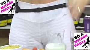 why is kelly key's big pussy tearing leggings