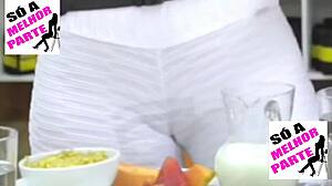 why is kelly key's big pussy tearing leggings