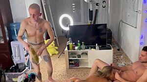 Monika Fox in wilde bi-seks kerstfeest