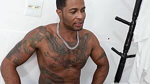 o massagista 1 begins the session