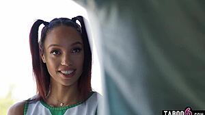 שחורה צ'ירלידרית נערה 18+ אלכסיס טיי לוקחת את אבא החורג צ'רלס דרה בתחת הצר שלה