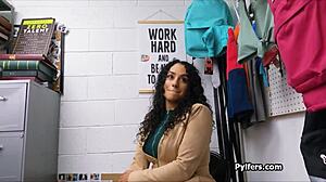 Омотана в декоративни светлини и чукана здраво в офиса